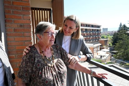 La consejera de Familia e Igualdad de Oportunidades, Isabel Blanco, con una residente durante una visita a un centro de mayores.