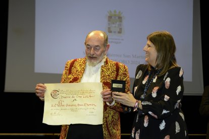 Melchor Gutiérrez recoge el galardón de manos de la alcaldesa paula Conde.