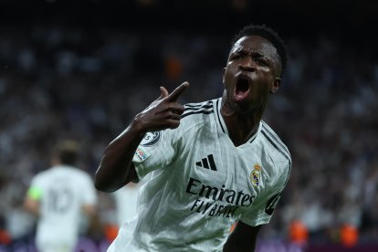 El delantero brasileño del Real Madrid Vinicius Jr. celebra un gol anotado en el encuentro de la Liga de Campeones contra el Borussia Dortmund en el estadio Santiago Bernabéu. EFE/ Kiko Huesca