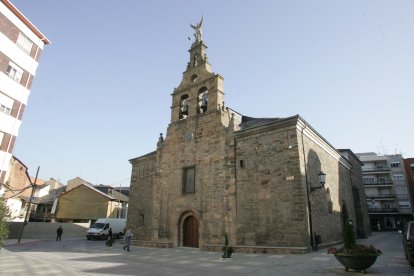 Iglesia de San Pedro de Bembibre, hoy. La espadaña está coronada ahora por la imagen de un Cristo