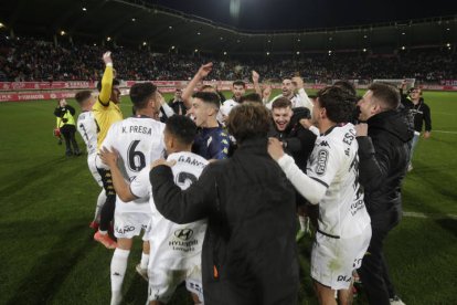 Los jugadores de la Cultural celebran la victoria sobre la Ponferradina en el derbi provincial, que deja al equipo berciano a una distancia de 13 puntos en la clasificación.