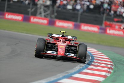 El español del equipo Ferrari Carlos Sainz, compite este domingo en el Gran Premio de Fórmula 1 en el autódromo Hermanos Rodriguez de la Ciudad de México (México). EFE/Isaac Esquivel