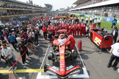 Fotografía del monoplaza del español Carlos Sainz de Ferrari en la salida del Gran Premio de México de la Fórmula 1 este domingo, en el Autódromo de los Hermanos Rodríguez en Ciudad de México (México). EFE/ Mario Guzmán