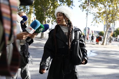 Lesly Guadalupe O.F., la becaria del musical 'Malinche' que denunció a Nacho Cano y propició que se abriera contra él una causa por presuntos delitos contra los derechos de los extranjeros y de los trabajadores a su llegada a los juzgados de Plaza Castilla este lunes en Madrid donde declarar como denunciante/perjudicada. EFE/ Rodrigo Jimenez