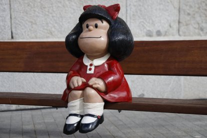 Vista de la escultura de Mafalda, célebre personaje de Quino, que Penguin Random House Grupo Editorial ha donado al Ayuntamiento de Madrid con motivo del 60 aniversario de su creación y el 10 aniversario del Premio Princesa de Asturias de la Comunicación, este lunes. EFE/ Blanca Millez