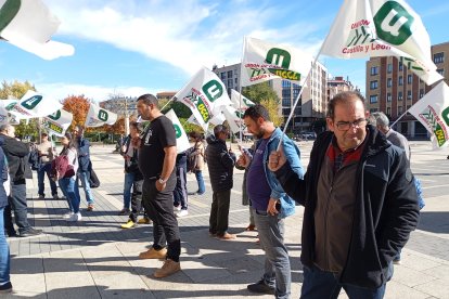 Protesta ante el parador de San Marcos por la visita del ministro.