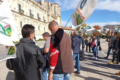 Protesta ante el parador de San Marcos por la visita del ministro.