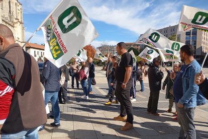 Protesta ante el parador de San Marcos por la visita del ministro.