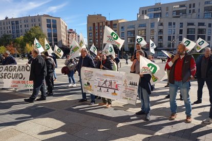 Protesta ante el parador de San Marcos por la visita del ministro.