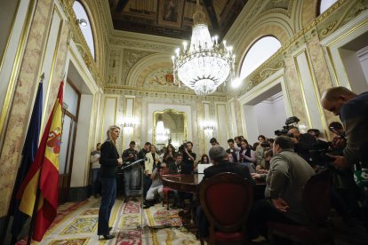 La vicepresidenta del Gobierno y fundadora de Sumar, Yolanda Díaz, ofrece una rueda de prensa tras la reunión del grupo parlamentario Sumar este lunes, en el Congreso de los Diputados, tras el terremoto causado por la abrupta marcha de Íñigo Errejón por denuncias de violencia machista, en una jornada en la que la plana mayor de Más Madrid ha comparecido por primera vez para dar explicaciones y ha garantizado que si hubieran sabido que era un agresor habrían ido a denunciarlo a la comisaría.-EFE/ Juanjo Martín