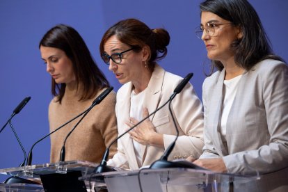 Las coportavoces de Más Madrid Mónica García (c), Manuela Bergerot (d) y Rita Maestre (i), durante la rueda de prensa ofrecida este lunes en Madrid. EFE/Daniel González