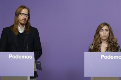 El portavoz y secretario de Organización de Podemos, Pablo Fernández (i) y la secretaria de Discurso, Acción Institucional y portavoz adjunta de Podemos, María Teresa Pérez (d) durante la rueda de prensa celebrada en la sede del partido de Madrid este lunes. EFE/ JJ Guillén