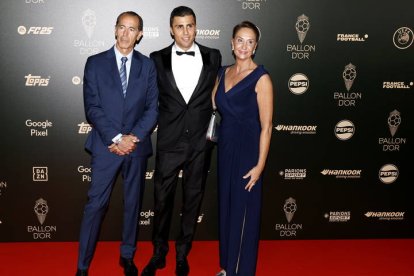 Rodri, con sus padres esta noche de lunes en París. Hernández es su primer apellido, el que le vincula a León.