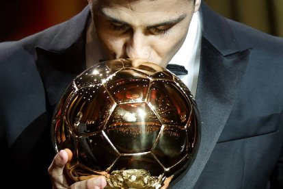 Rodri besa el Balón de Oro. Es el mejor jugador de fútbol de 2024.