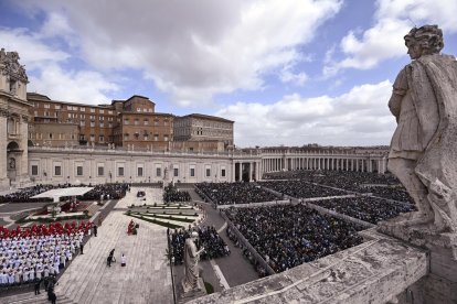 Imagen de los asistentes a misa del Domingo de Ramos en la Plaza de San Pedro, Ciudad del Vaticano, 24 de marzo de 2024. 
                       EFE/EPA/RICARDO ANTIMIANI
                      //////////
                      Ciudad del Vaticano (Estado de la Ciudad del Vaticano (Santa Sede)), 24/03/2024.- Fieles asisten a la Santa Misa del Domingo de Ramos en la Plaza de San Pedro, Ciudad del Vaticano, 24 de marzo de 2024. El Domingo de Ramos es el relato bíblico de la entrada de Jesucristo en Jerusalén, que marca el inicio de la Semana Santa y la Cuaresma. (Papa, Jerusalén) EFE/EPA/RICCARDO ANTIMIANI
                      //////////
                      Ciudad del Vaticano (Estado de la Ciudad del Vaticano (Santa Sede)), 24/03/2024.- Fieles asisten a la Santa Misa del Domingo de Ramos en la Plaza de San Pedro, Ciudad del Vaticano, 24 de marzo de 2024. El Domingo de Ramos es el relato bíblico de la entrada de Jesucristo a Jerusalén, que marca el comienzo de la Semana Santa y la Cuaresma. (Papá, Jerusalén) EFE/EPA/RICARDO ANTIMIANI