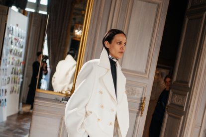 Modelo de abrigo blanco de Schiaparelli, en una imagen cedida por la firma. EFE//SOLO USO EDITORIAL