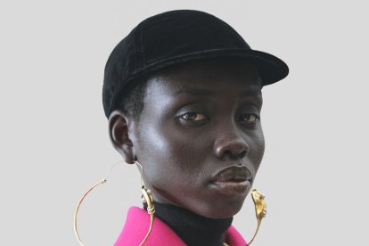 Una modelo luce abrigo de  Schiaparelli. EFE//SOLO USO EDITORIAL