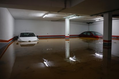 Vista general de un garaje anegado debido a las lluvias torrenciales que afectan a la Comunitat Valenciana, y especialmente a la provincia de Valencia, en la que se ha establecido el aviso rojo. EFE/Ana Escobar