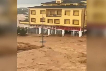 Captura de video que muestra el río Magro desbordado en Utiel y obliga a los bomberos a evacuar bajos y comercios. Varias víctimas mortales en un número sin determinar en Valencia.