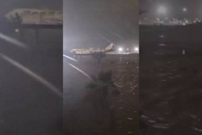 Captura de un video facilitado el Aeropuerto de Valencia. Según ha informado Aena ya son doce los vuelos desviados y diez los cancelados en el aeropuerto de Valencia por el temporal de lluvia y viento.