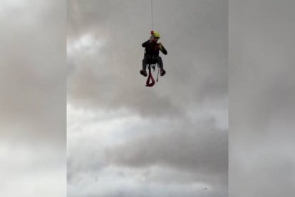 Captura de un video facilitado por la UME del rescate de una mujer con sus mascotas de su casa de madera en Utiel (Valencia) inundada por la dana.