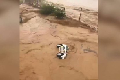 Captura de video que muestra el río Magro desbordado en Utiel y obliga a los bomberos a evacuar bajos y comercios. Varias víctimas mortales en un número sin determinar en Valencia.