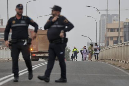 Varias personas abandonan el barrio de La Torre de Valencia, uno de los barrios periféricos de la zona sur que sufre inundaciones a causa de las fuertes lluvias de las últimas horas.