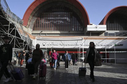 La circulación ferroviaria sigue suspendida en las líneas que enlazan Madrid con Valencia y en las cercanías de la propia capital de la Comunidad Valenciana.