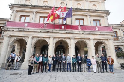 Minuto de silencio en el Ayuntamiento de León en la plaza de San Marcelo.