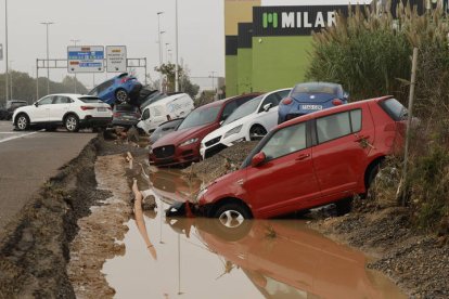 Estado en el que se encuentran varios vehículos por las intensas lluvias de la fuerte dana.