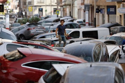 Vehículos amontonados en una calle tras las intensas lluvias de la fuerte dana, este miércoles en Sedaví (Valencia).