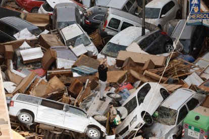 Vehículos amontonados en una calle tras las intensas lluvias de la fuerte dana, este miércoles en Sedaví (Valencia).