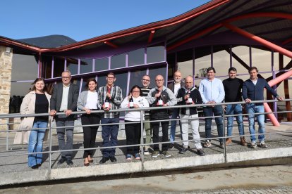 Foto de familia de los participantes en el acto de presentación oficial del vino, en la sede de la DO Bierzo.