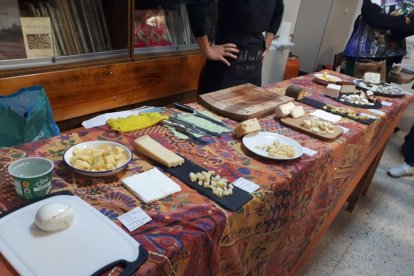 Cata de quesos durante la celebración del último curso sobre quesos impartido por Naturgeis