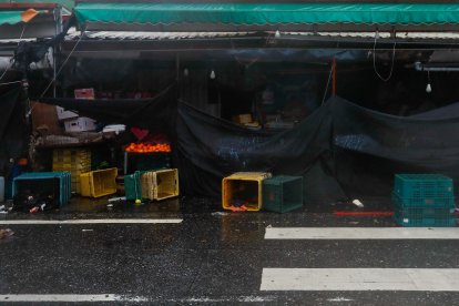 Una tienda de frutas sufre daños parciales debido a poderosos vientos, mientras el tifón Kong-Rey avanza rápidamente hacia Hualien, Taiwán, 31 de octubre de 2024. EFE/EPA/Daniel Ceng