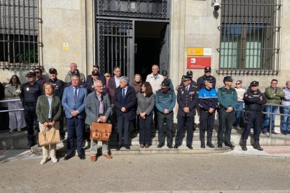 Minuto de silencio en la Subdelegación del Gobierno, este jueves, por las víctimas de la dana.