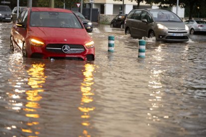 Aspecto de la Avenida Casalduch de Castellón de la Plana anegada por las aguas.