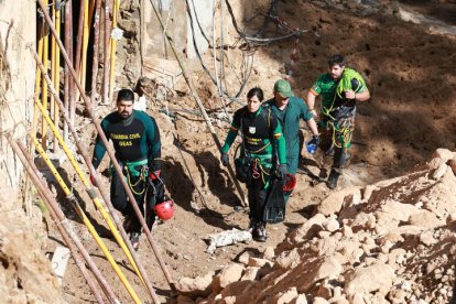 Efectivos de la Guardia Civil trabajan en las labores de búsqueda y desescombros en Letur tras el paso de la Dana.