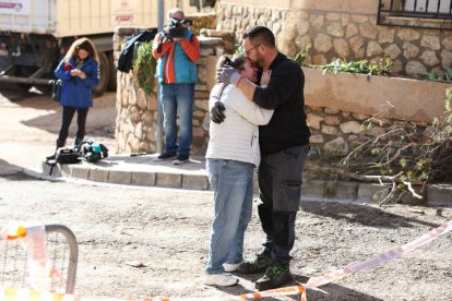 Un hombre consuela a una mujer en Letur (Albacete) este jueves cuando continúan las labores de desescombro y la búsqueda de los desaparecidos tras el paso de la dana.