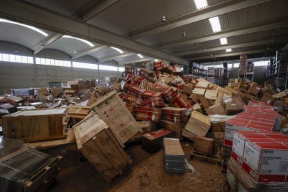 Interior de un almacén logístico del polígono industrial de Riba-roja de Túria, este viernes.