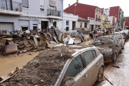 Aspecto de una calle de La Torre, este viernes. Miles de personas se han desplazado desde Valencia a La Torre para ayudar a los afectados por las inundaciones causadas por la DANA, este viernes.