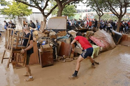 Cientos de personas llegan a La Torre mientras los vecinos de la localidad sacan el mobiliario destrozado de sus casas.