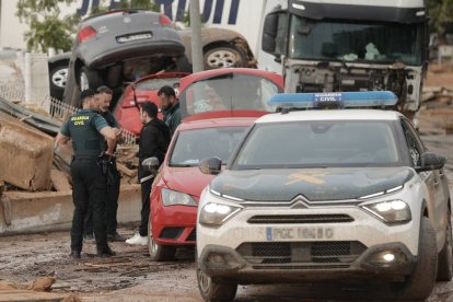 Efectivos de la Guardia Civil identifican a un hombre en el polígono industrial de Riba-roja de Túria, este viernes. La búsqueda de desaparecidos, la identificación de víctimas mortales, las tareas de limpieza y la reparación de infraestructuras continúan tres días después de las inundaciones que han asolado la provincia de Valencia.