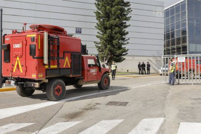 Efectivos de la UME a las puertas de la morgue improvisada que ha sido instalada en la Feria de Valencia, este viernes.