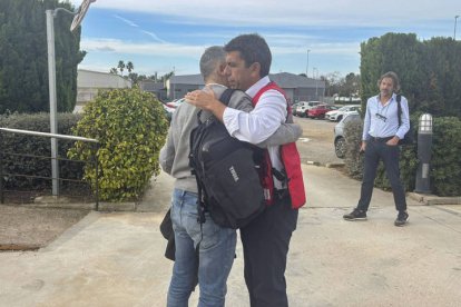 El presidente de la Generalitat, Carlos Mazón (d), saluda al ministro del Interior, Fernando Grande-Marlaska a su llegada al Centro de Control de Emergencias de la localidad de L'Eliana, Valencia, este viernes.