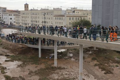 Miles de personas se desplazan desde Valencia a La Torre para ayudar a los afectados por las inundaciones causadas por la DANA, este viernes.