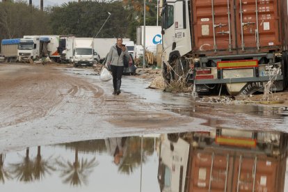 Una mujer camina por el polígono industrial de Riba-roja de Túria, este viernes.