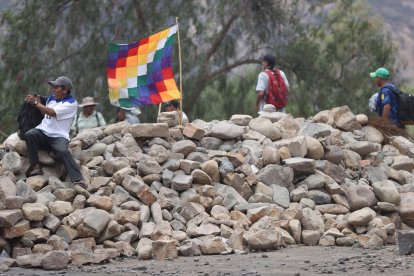 Fotografía de archivo que muestra una vía bloqueada por simpatizantes del expresidente de Bolivia, Evo Morales (2006-2019), en Parotani (Bolivia). EFE/ Luis Gandarillas