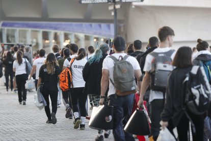 VALENCIA, 02/11/2024.- Miles de personas se han acercado este sábado hasta la Ciudad de las Artes y las Ciencias para presentarse como voluntarios para ayudar en las labores de reconstrucción de las localidades afectadas por la dana. Con más de 200 muertos a causa de la dana, la mayoría en la provincia de Valencia, la solidaridad ciudadana se abre paso desde toda España para hacer llegar ayuda a los damnificados, atendidos por miles de voluntarios en las zonas más afectadas y en medio del dolor por las víctimas en el tercer día de luto oficial. EFE/Manuel Bruque