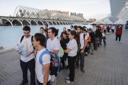 VALENCIA, 02/11/2024.- Miles de personas se han acercado este sábado hasta la Ciudad de las Artes y las Ciencias para presentarse como voluntarios para ayudar en las labores de reconstrucción de las localidades afectadas por la dana. Con más de 200 muertos a causa de la dana, la mayoría en la provincia de Valencia, la solidaridad ciudadana se abre paso desde toda España para hacer llegar ayuda a los damnificados, atendidos por miles de voluntarios en las zonas más afectadas y en medio del dolor por las víctimas en el tercer día de luto oficial. EFE/Manuel Bruque